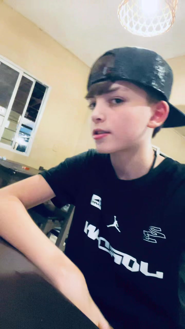 @VALENTINO🧢