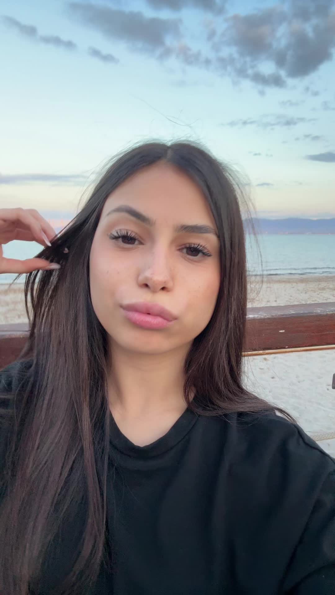 @elisaangiius