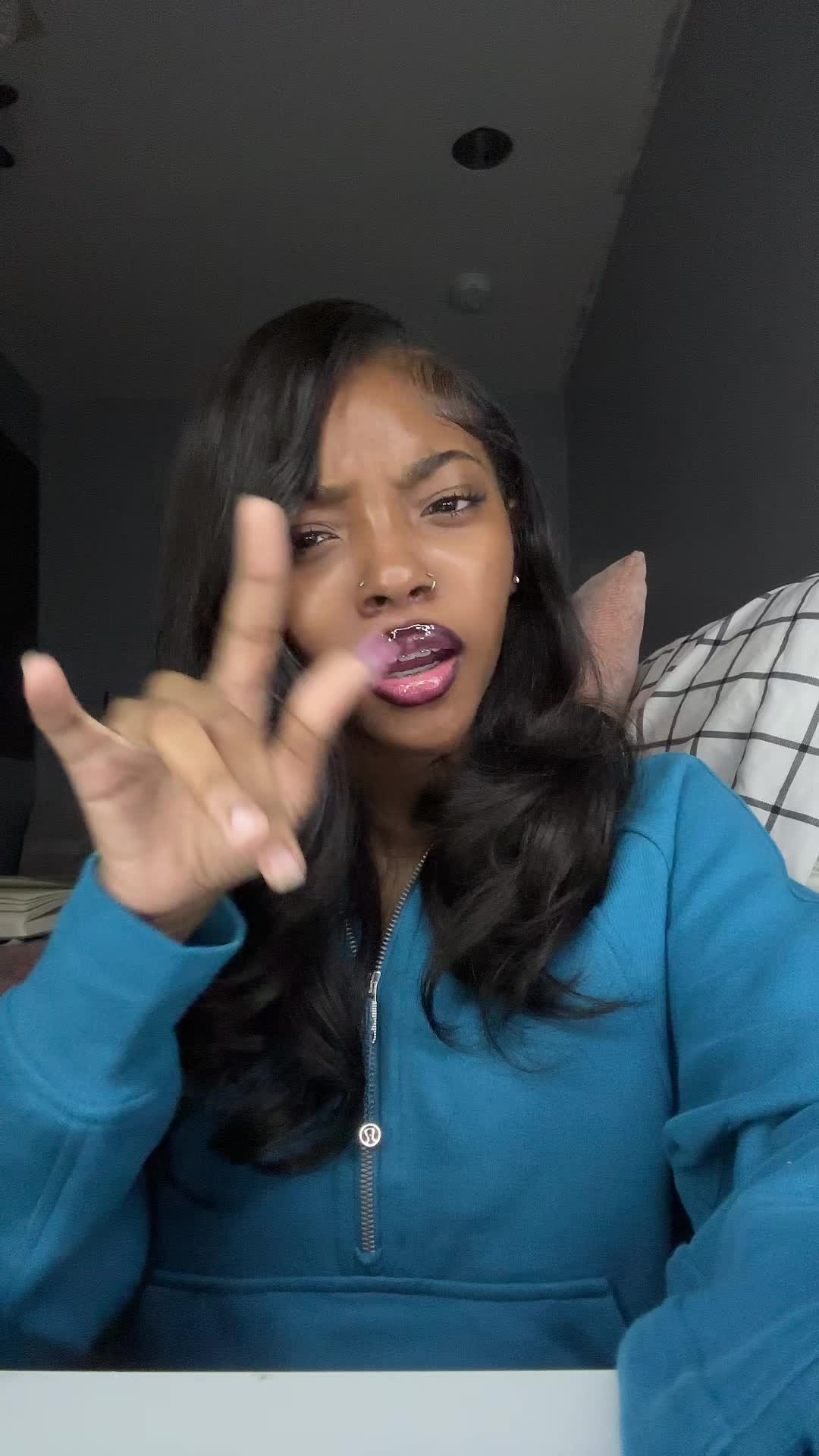 @moraa.