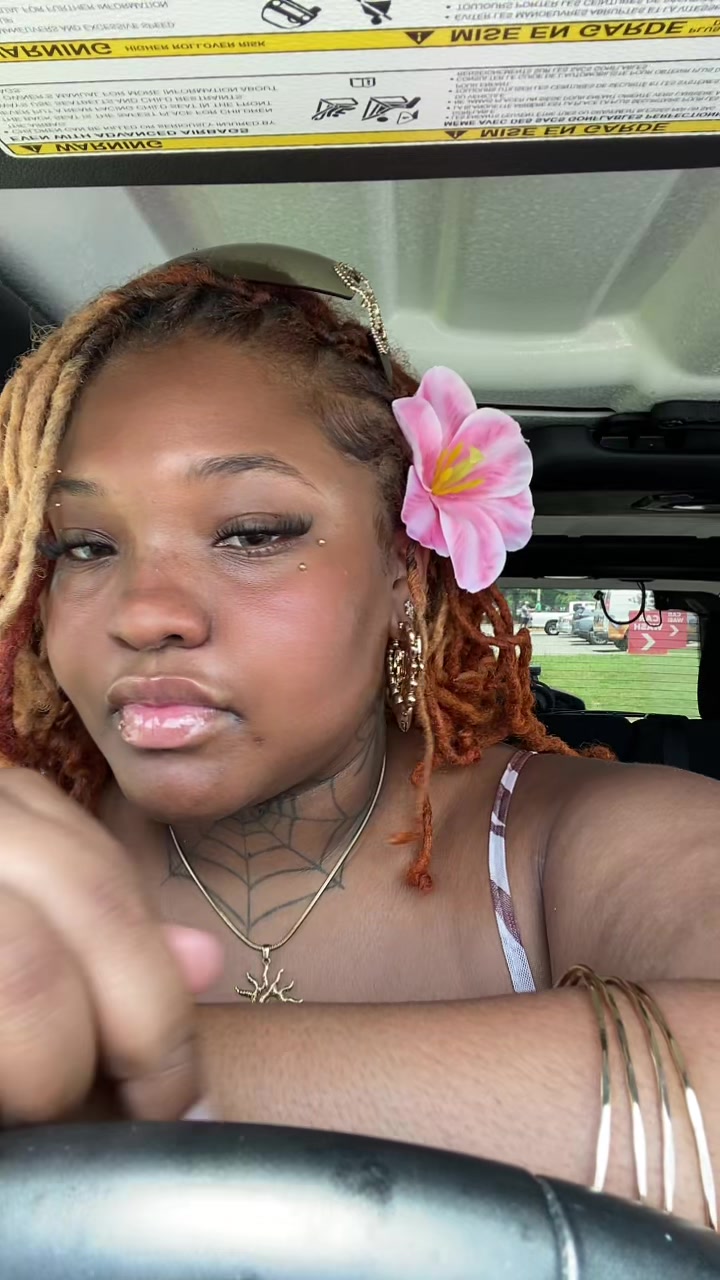 @azariaa 👩🏽&zwj;🦰