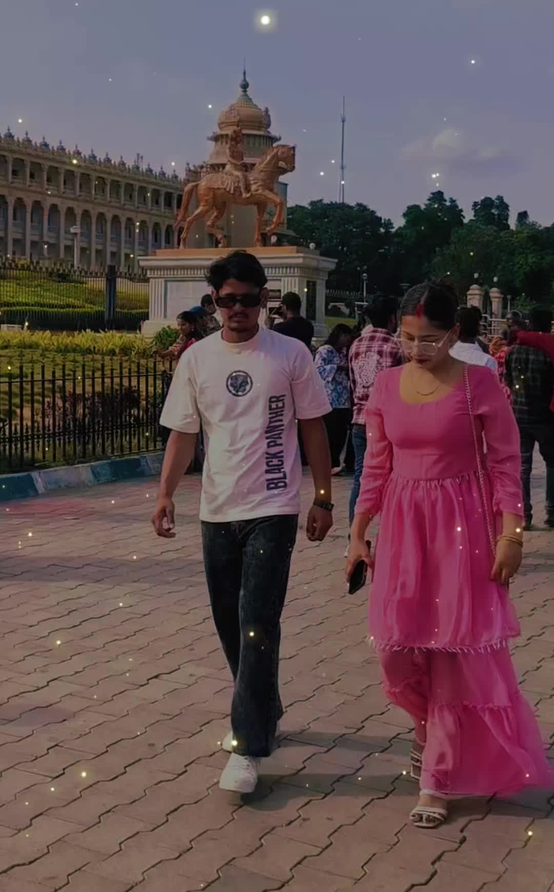 @🫂👩&zwj;❤️&zwj;👨