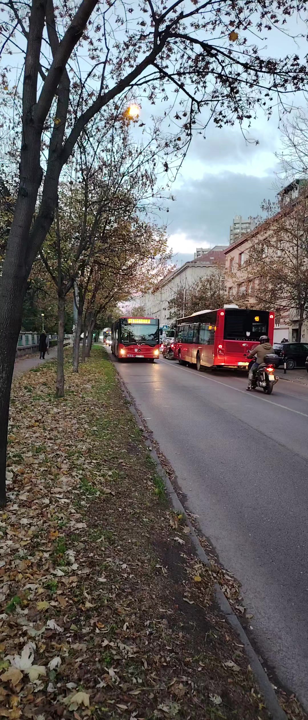 @Autobusi