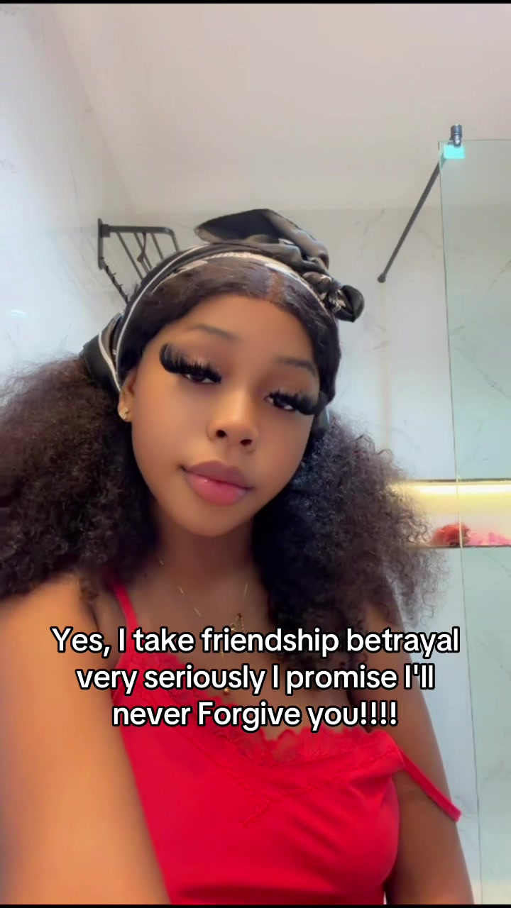 @Ella🖤