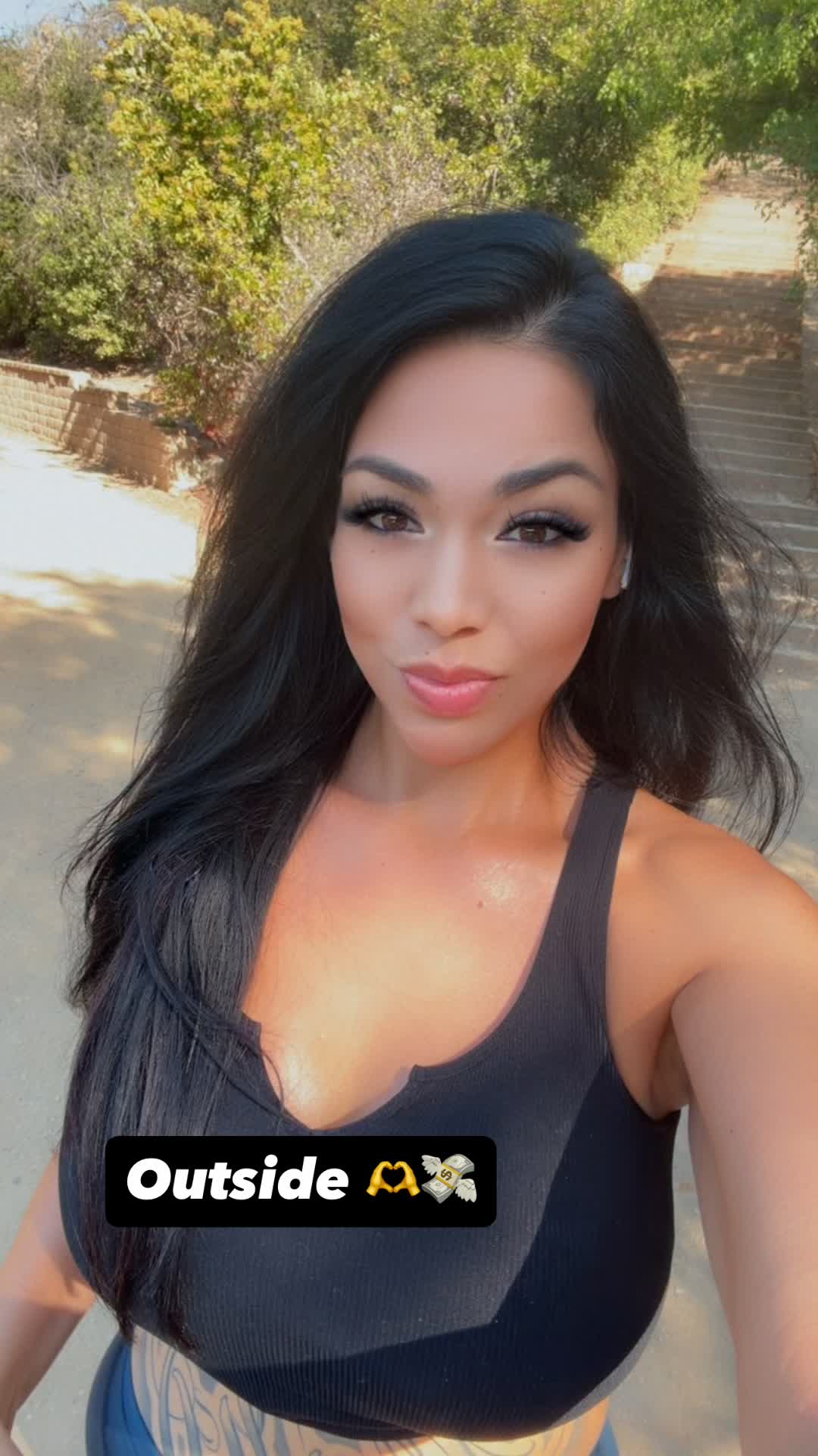 @Bella_B_