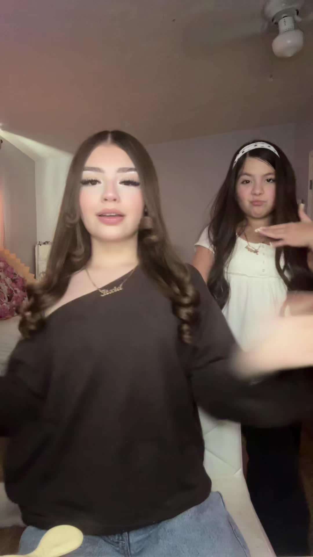 @Deliciaasisters