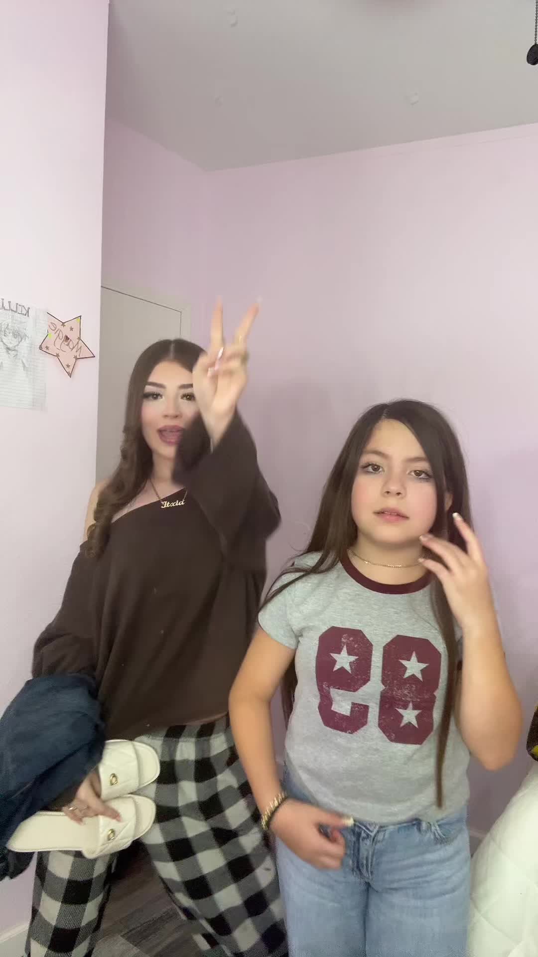 @Deliciaasisters