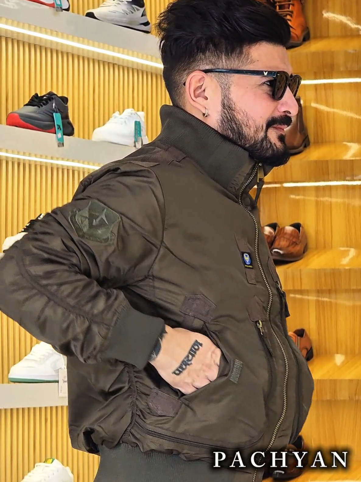 @पछ्याण wears