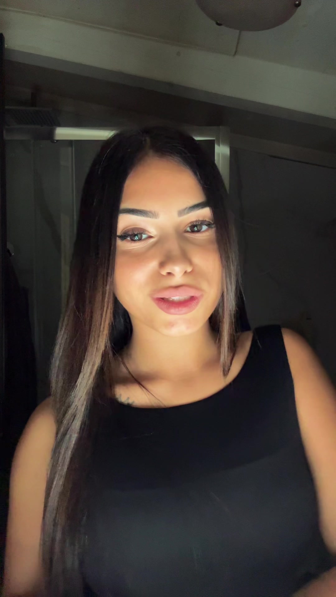 @elisaangiius