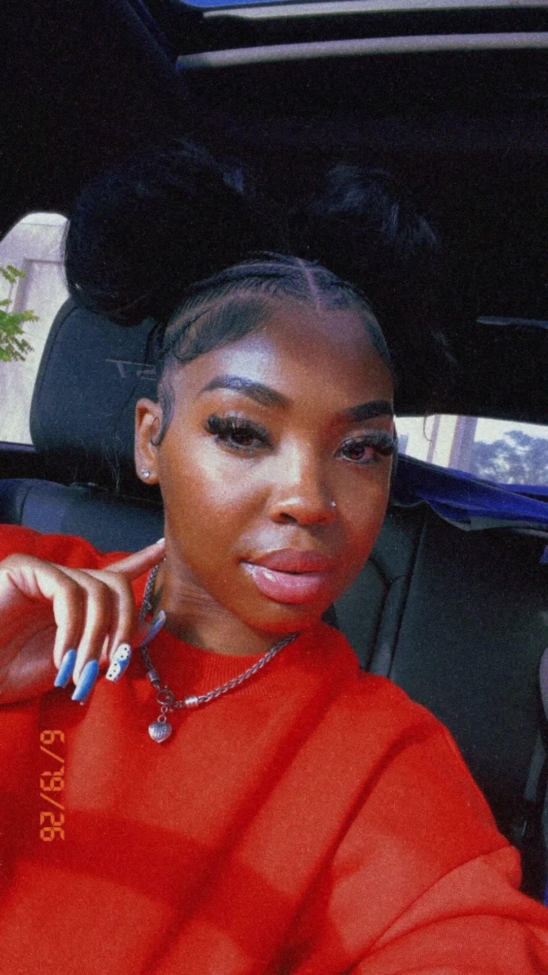 @Moniee B. 🤍