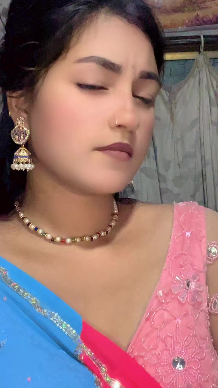 @शिवानी 😊smile Queen 😊 👑