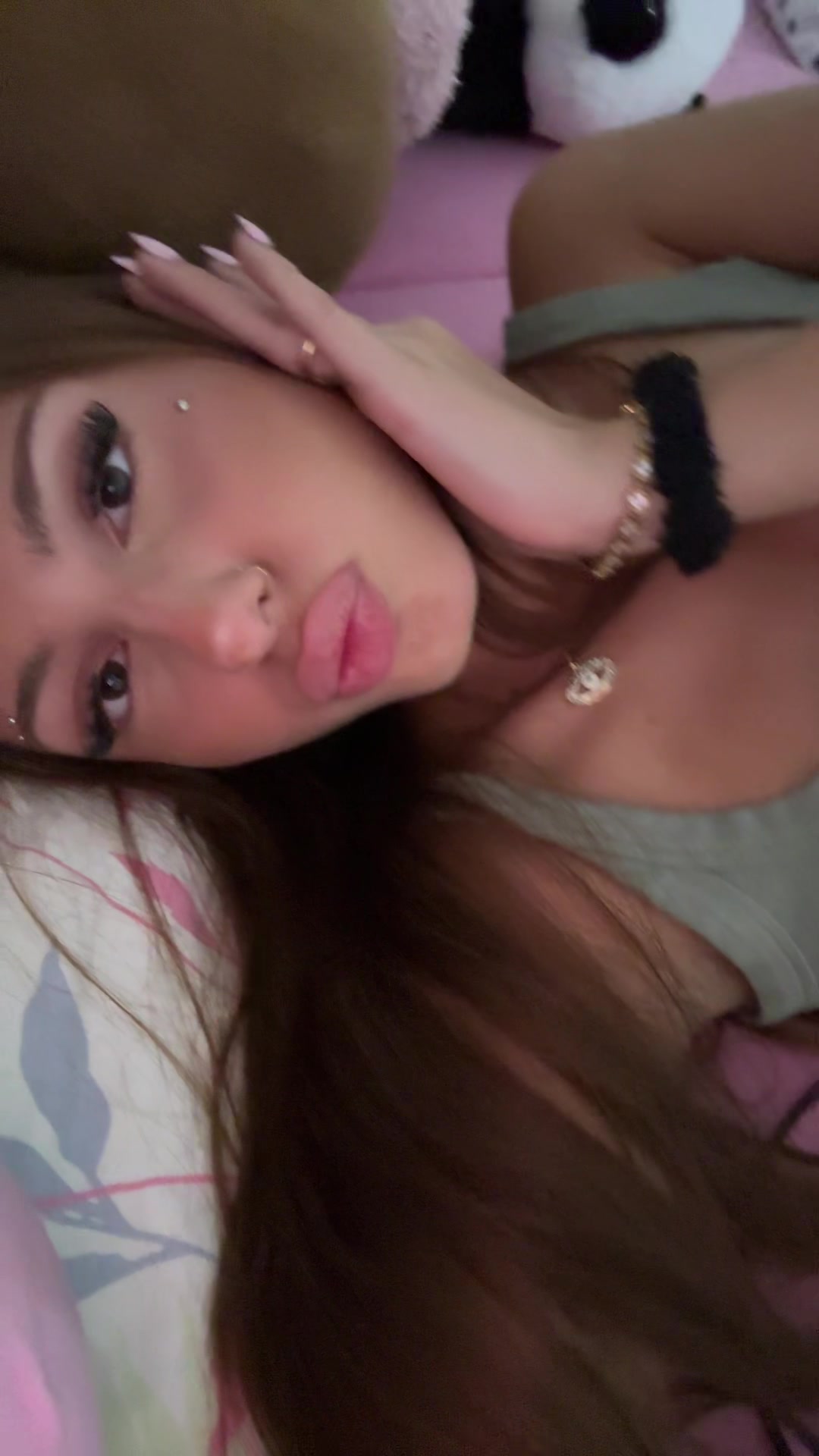 @>_<