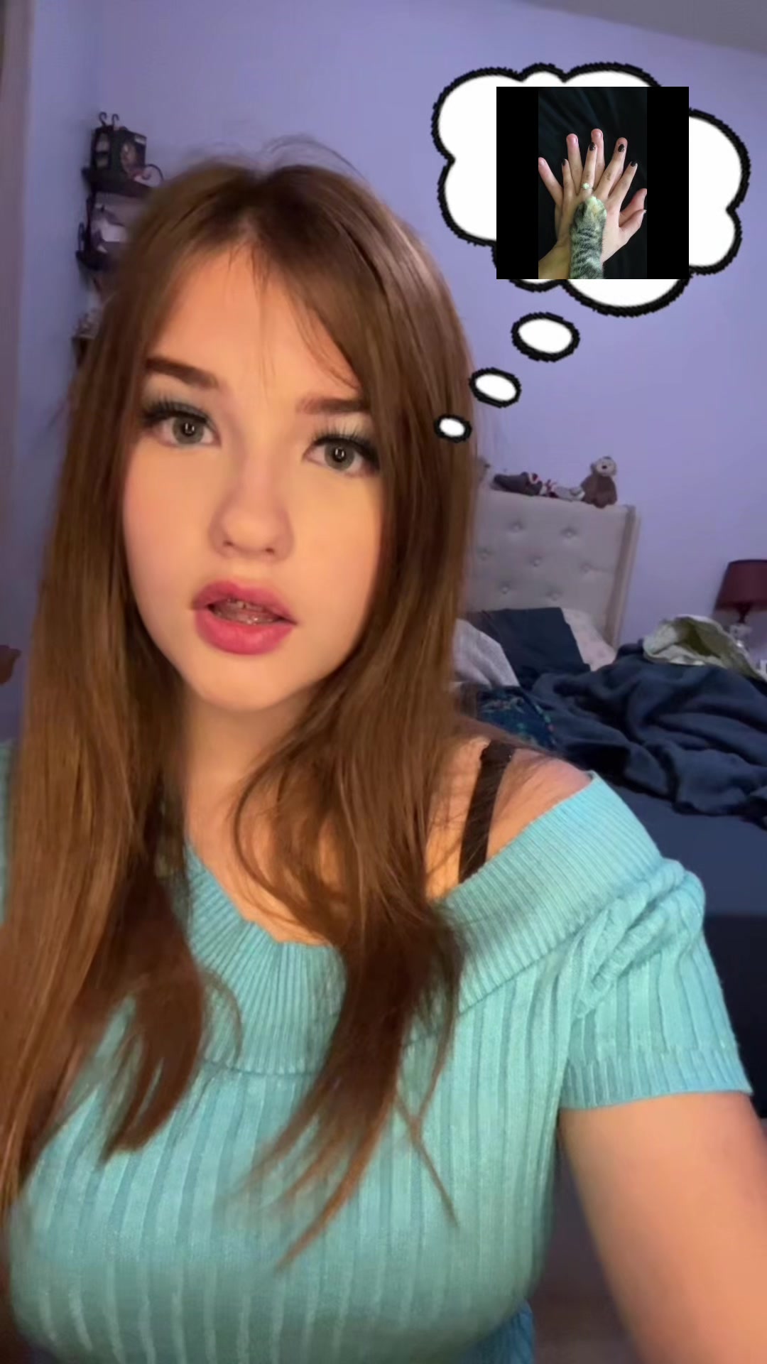 @(>.<)