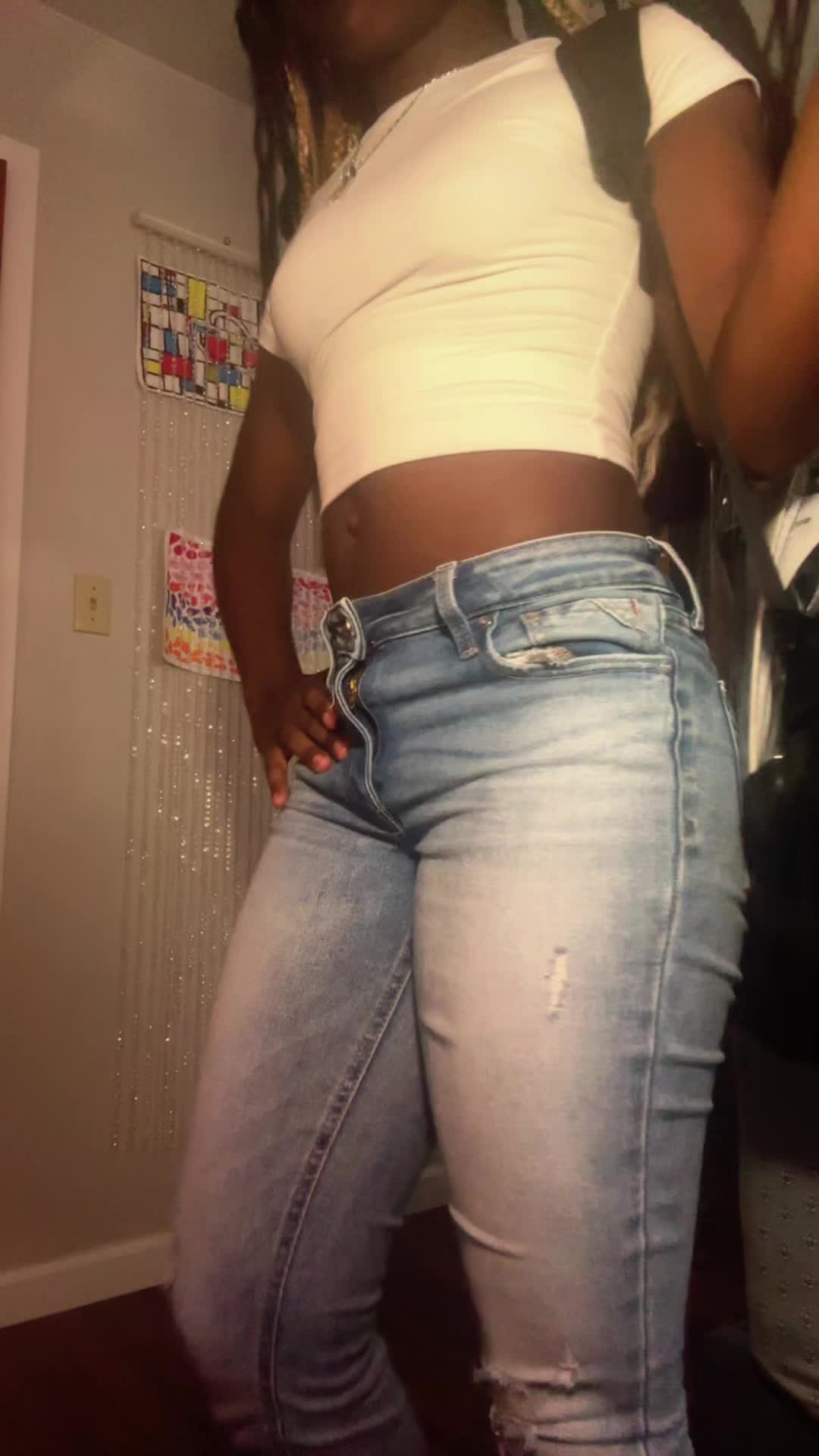 @shesdonlyonee