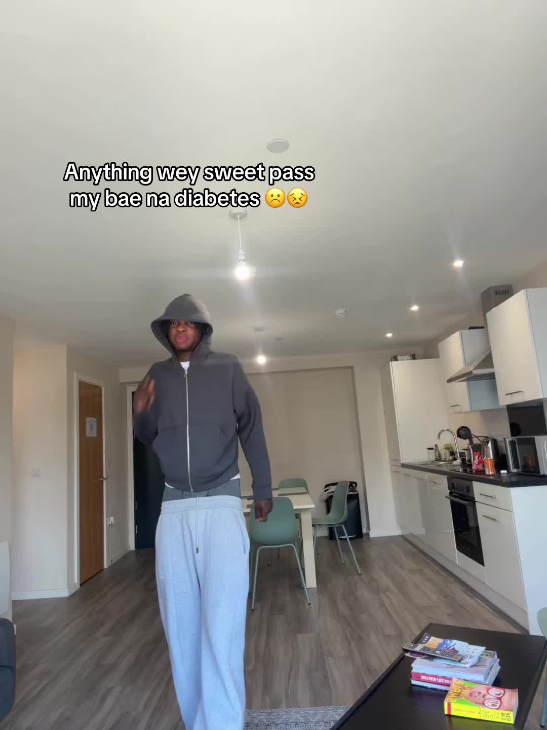 @F<>:)👨&zwj;🦯🧃