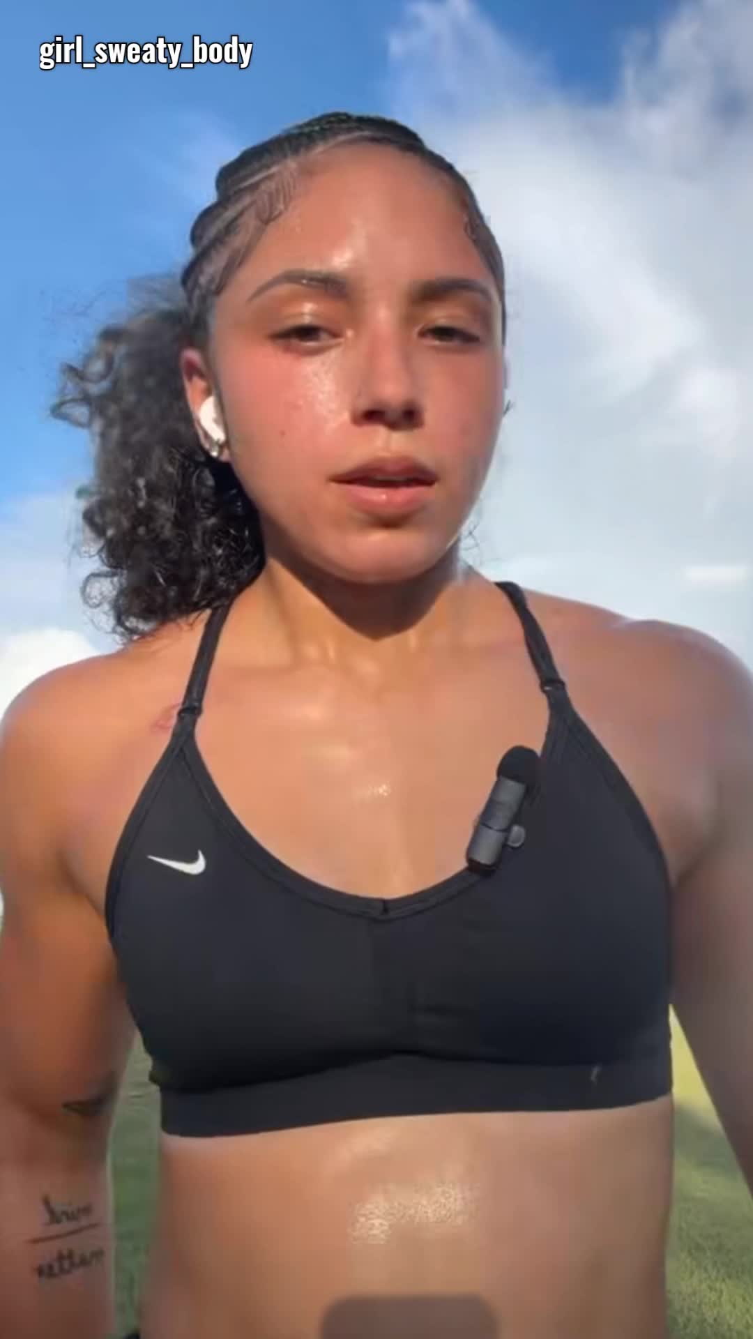 @girl_sweaty_body