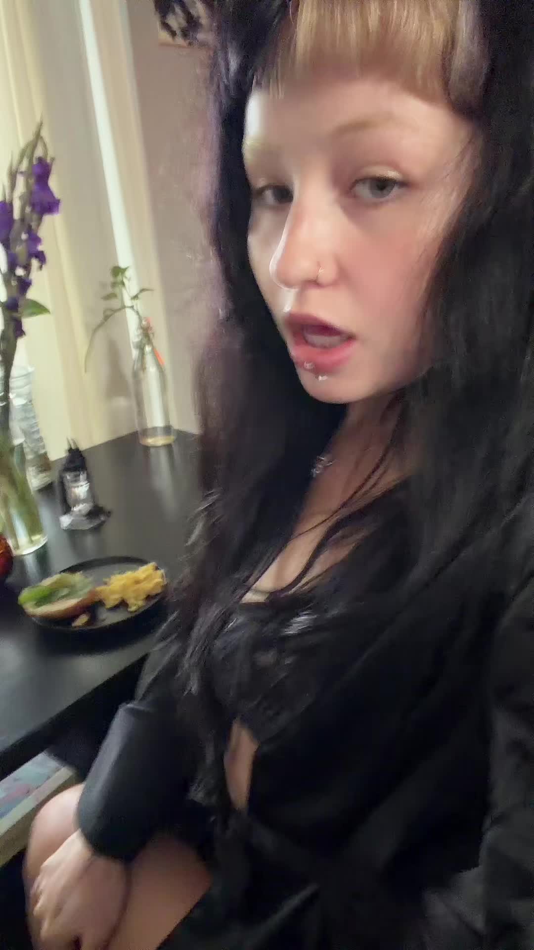 @Dollie 🦇