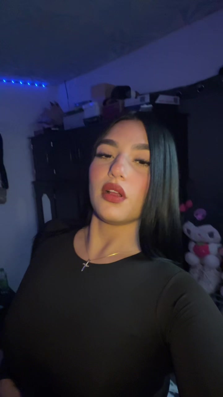 @Valentina🖤