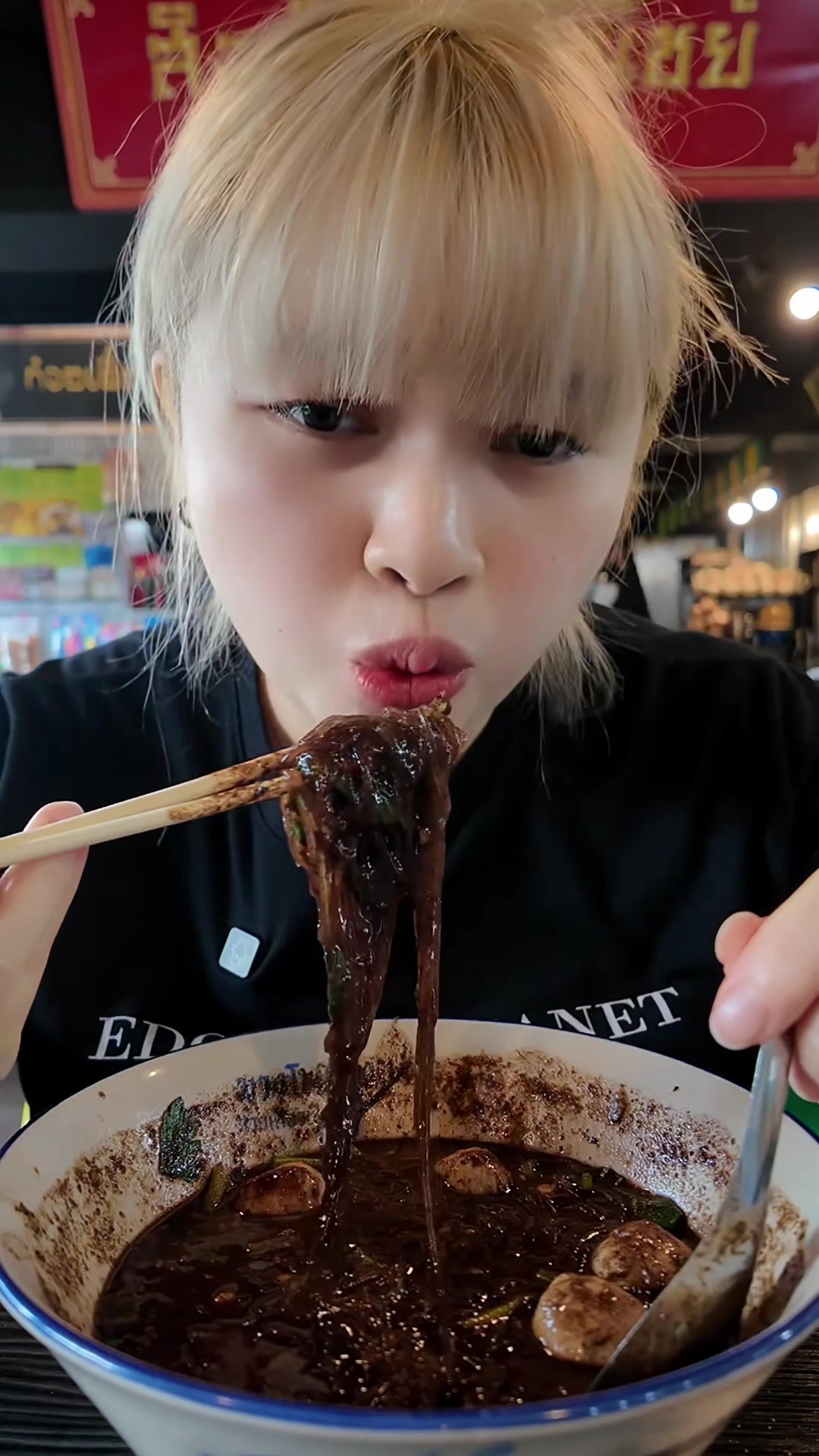 @แวว(คนที่ทำก๋วยเตี๋ยวข้นๆ)