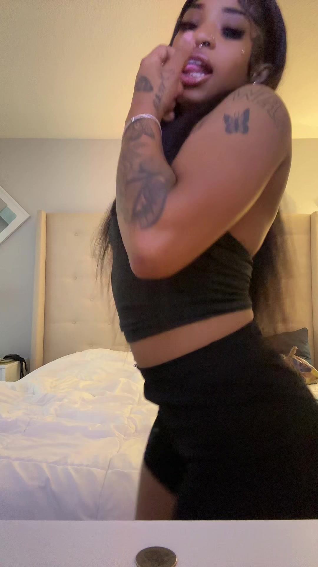 @👩🏽&zwj;❤️&zwj;💋&zwj;👩🏽