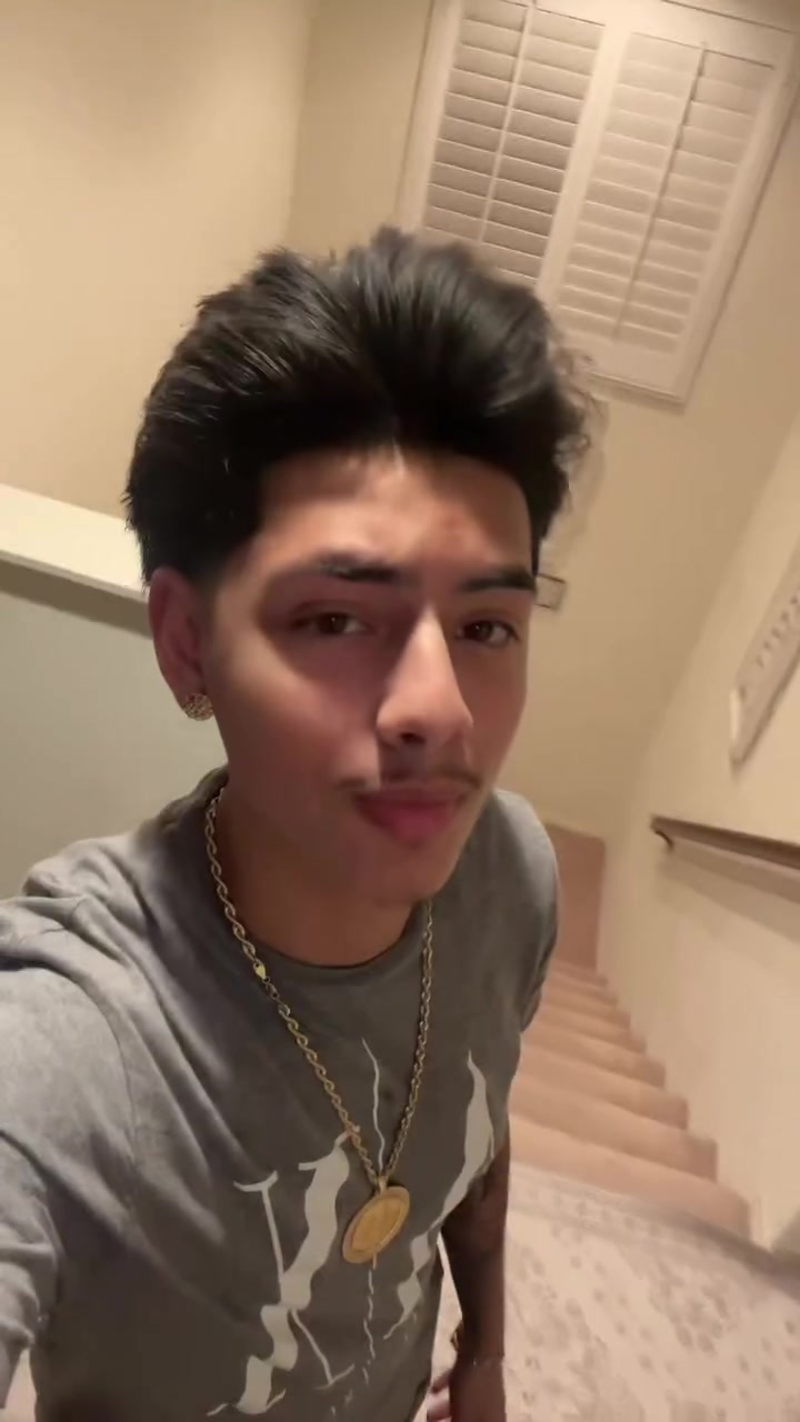 @￴