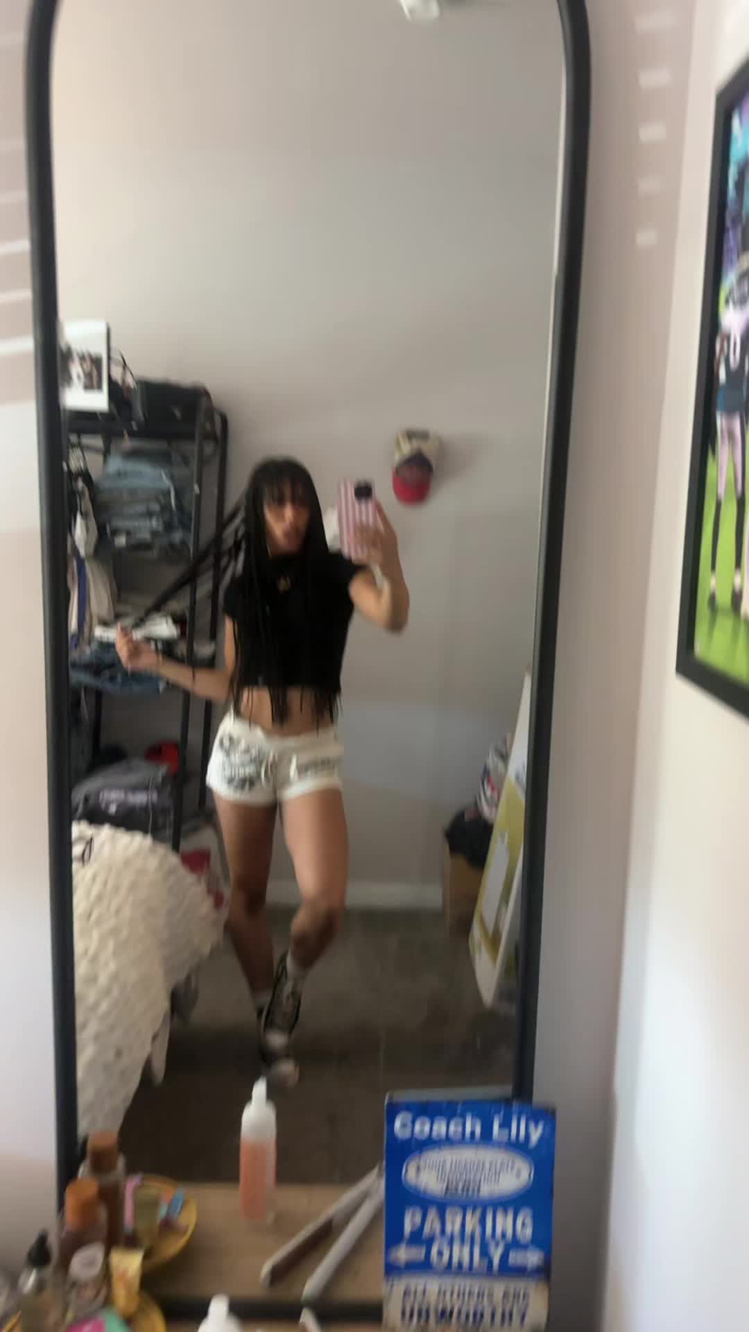 @_lilianalester_