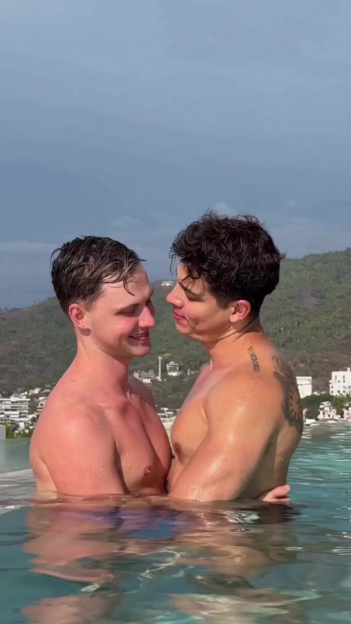 @Czechgaytwins1