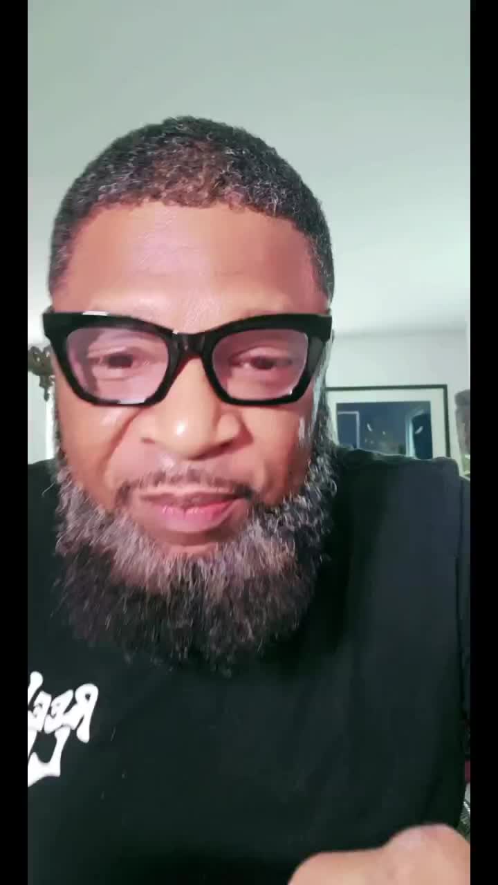 @Sirloveintheroom*