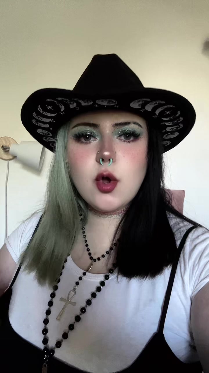 @Julie🖤