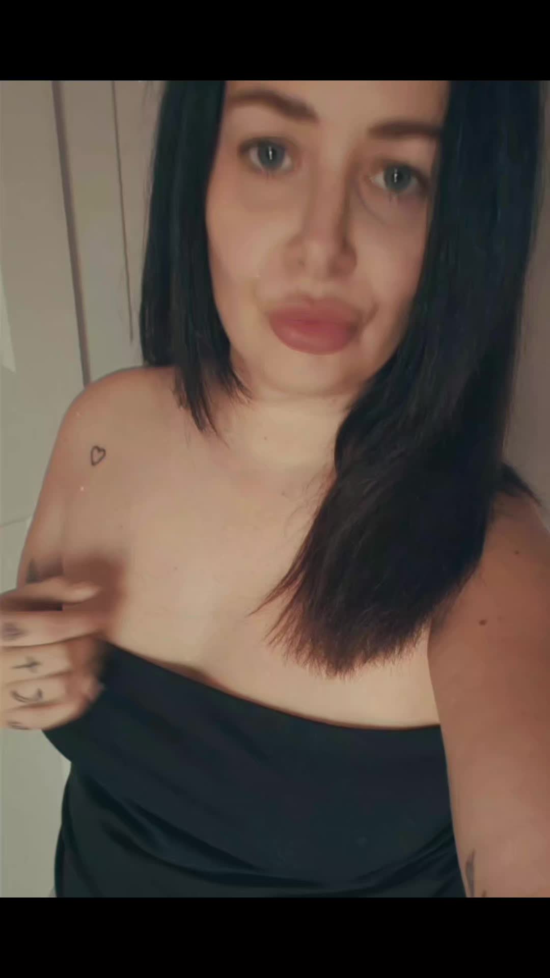 @Kerry Lou 🖤✨️