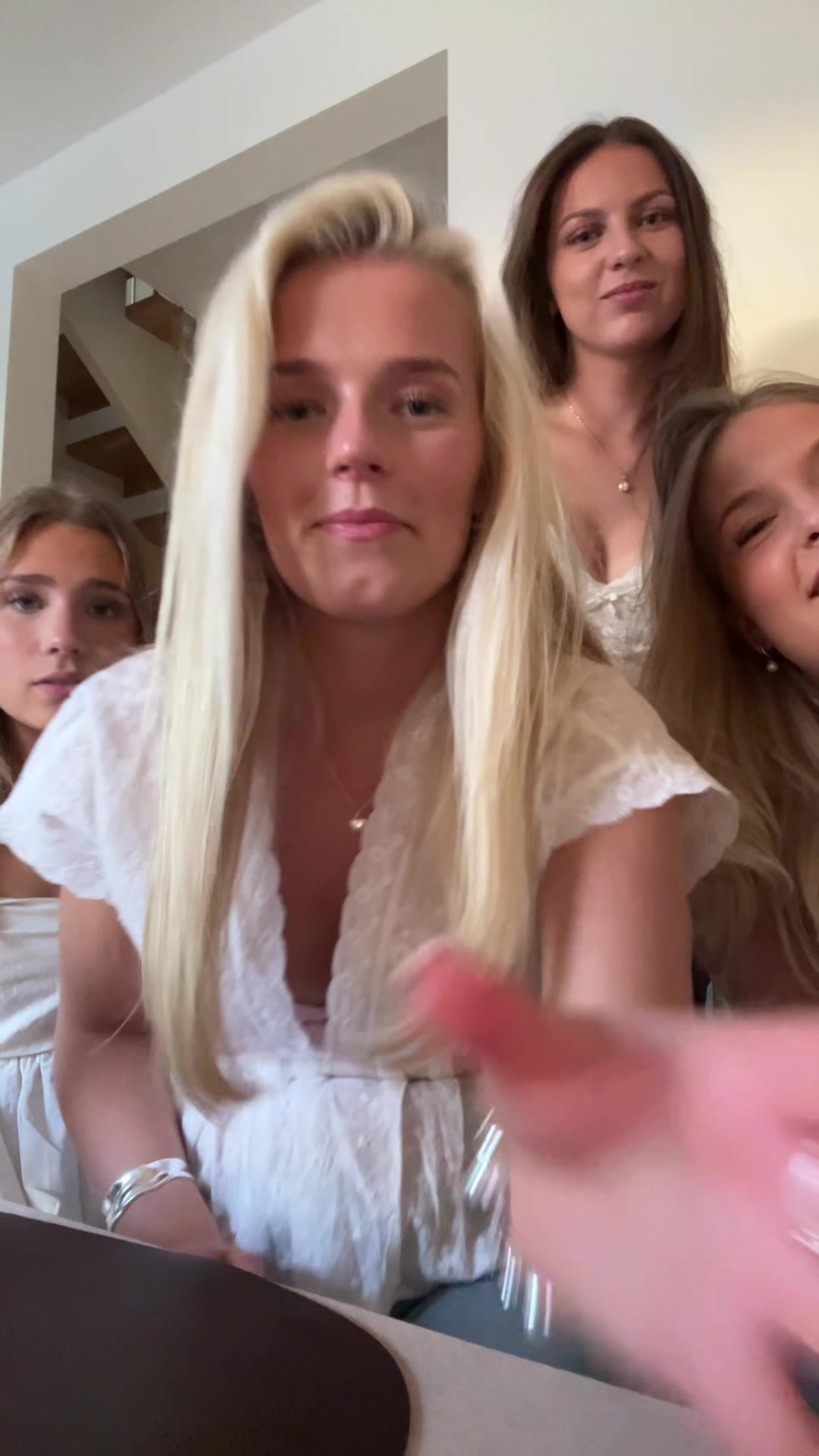 @elladensnellla