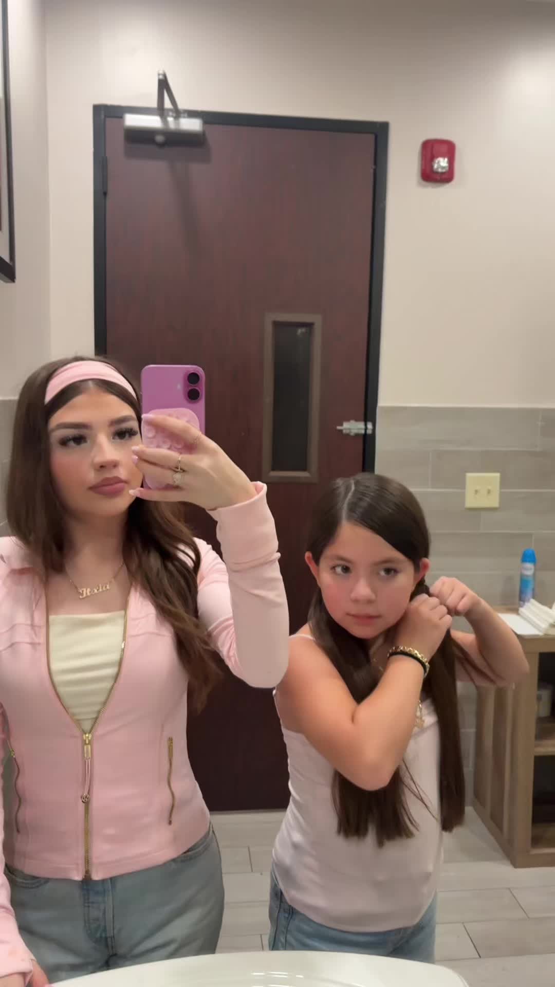 @Deliciaasisters