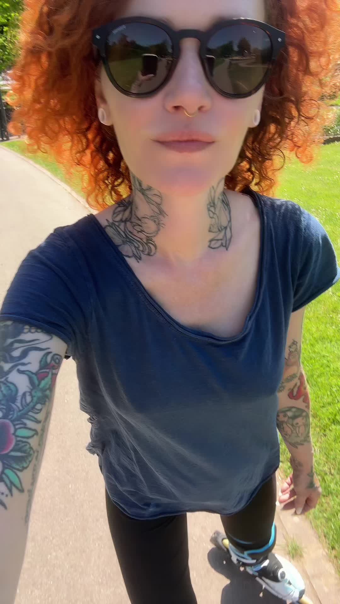 @curlyhairandtattoos