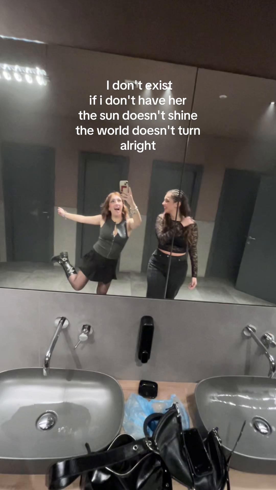 @_lollyss_