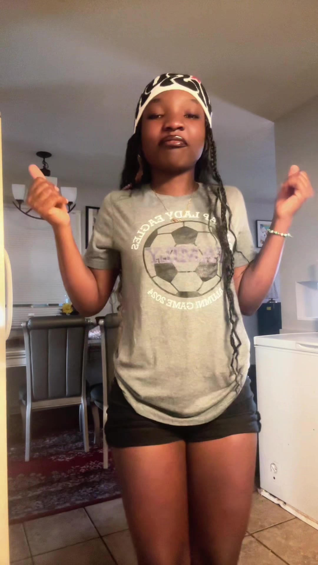 @shesdonlyonee