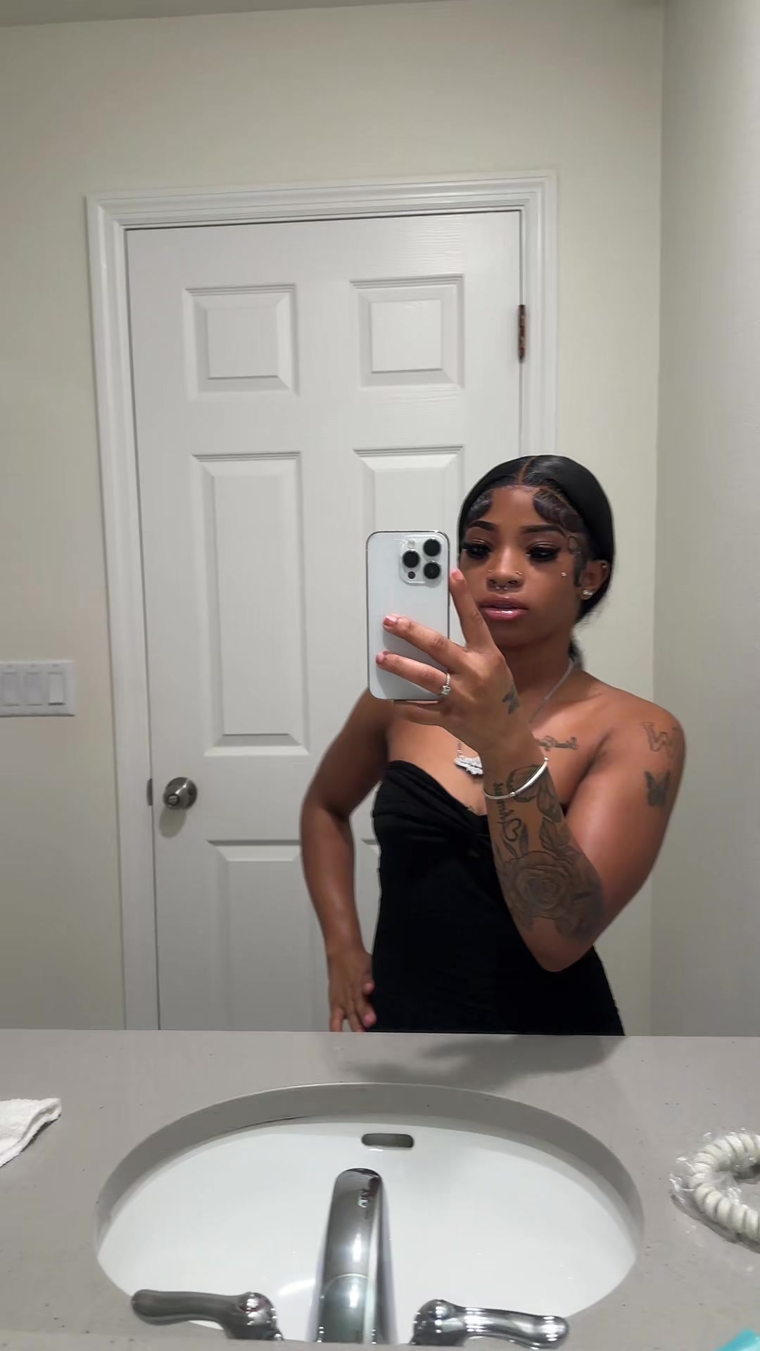 @👩🏽&zwj;❤️&zwj;💋&zwj;👩🏽