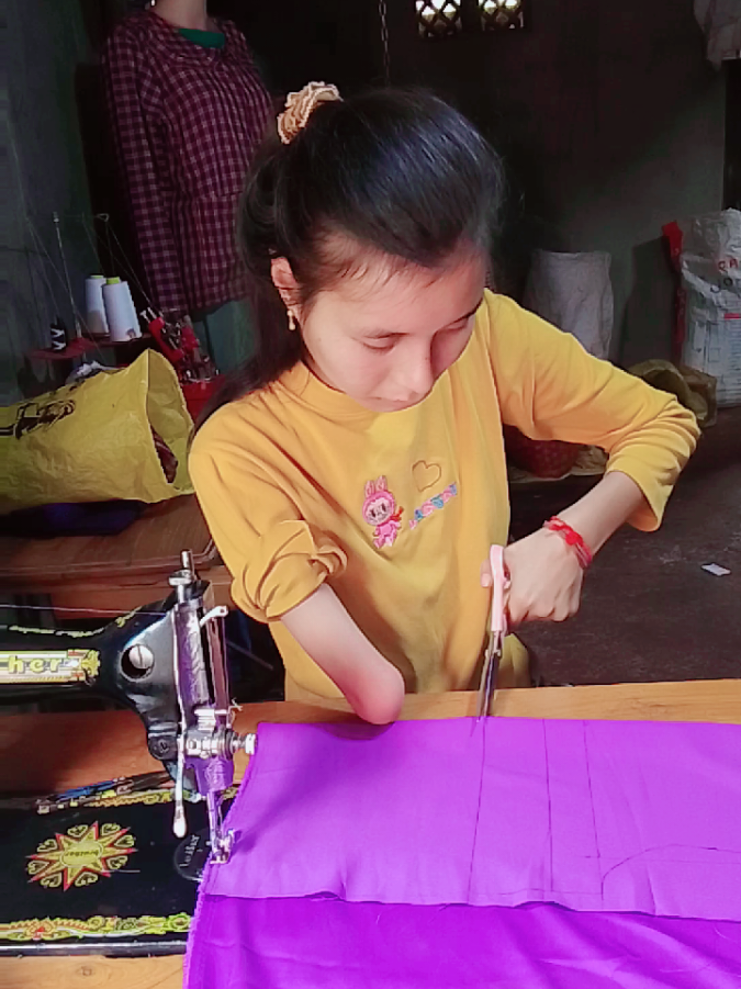 @🪡🧵စက်ချုပ်သူလေး👚[Tailor ]