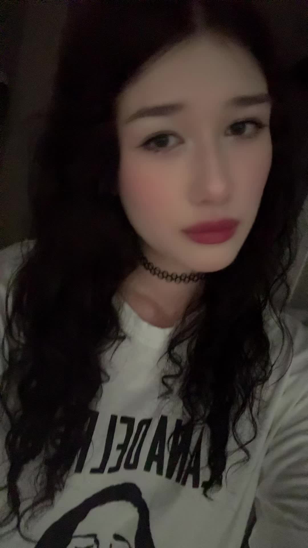 @^_<
