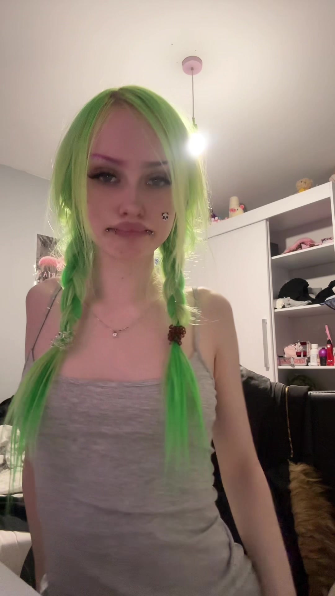 @🙎🏼&zwj;♀️