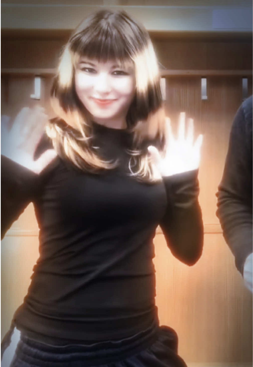 @•