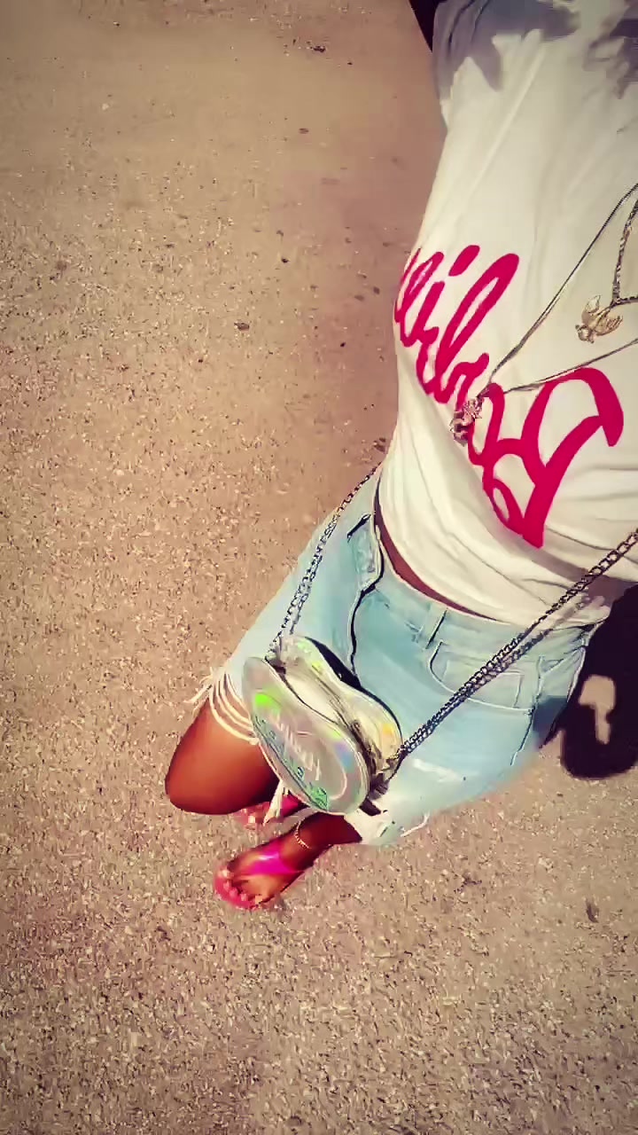 @niaabaee__