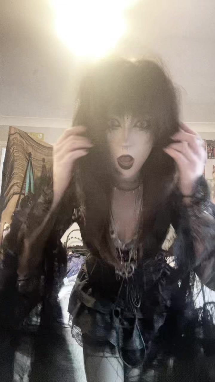 @𝔦𝔷𝔷𝔶🦇