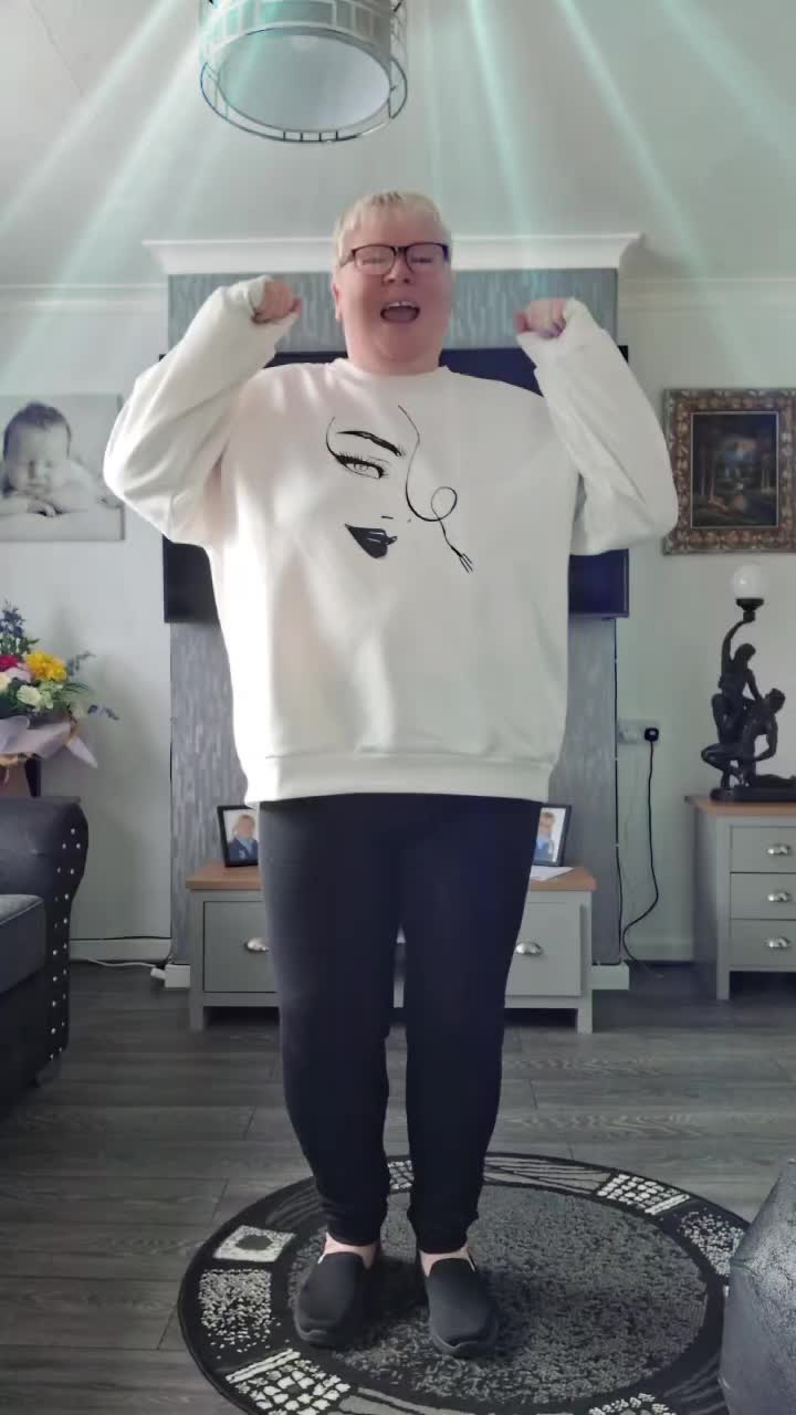 @Itsmedeedee