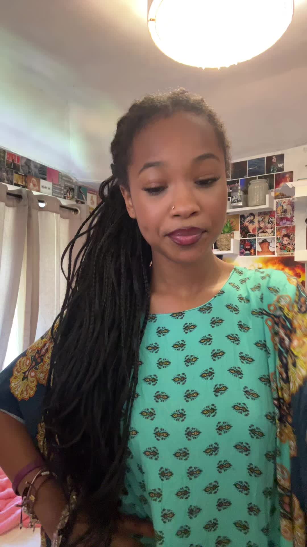 @>.<