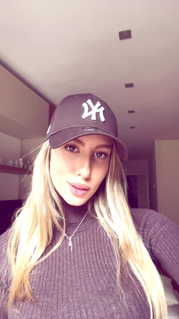 @_eliana_