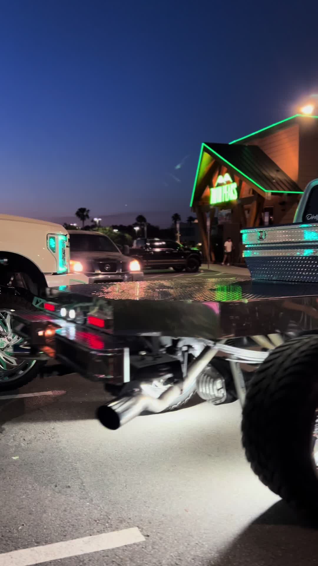 @trucks.com
