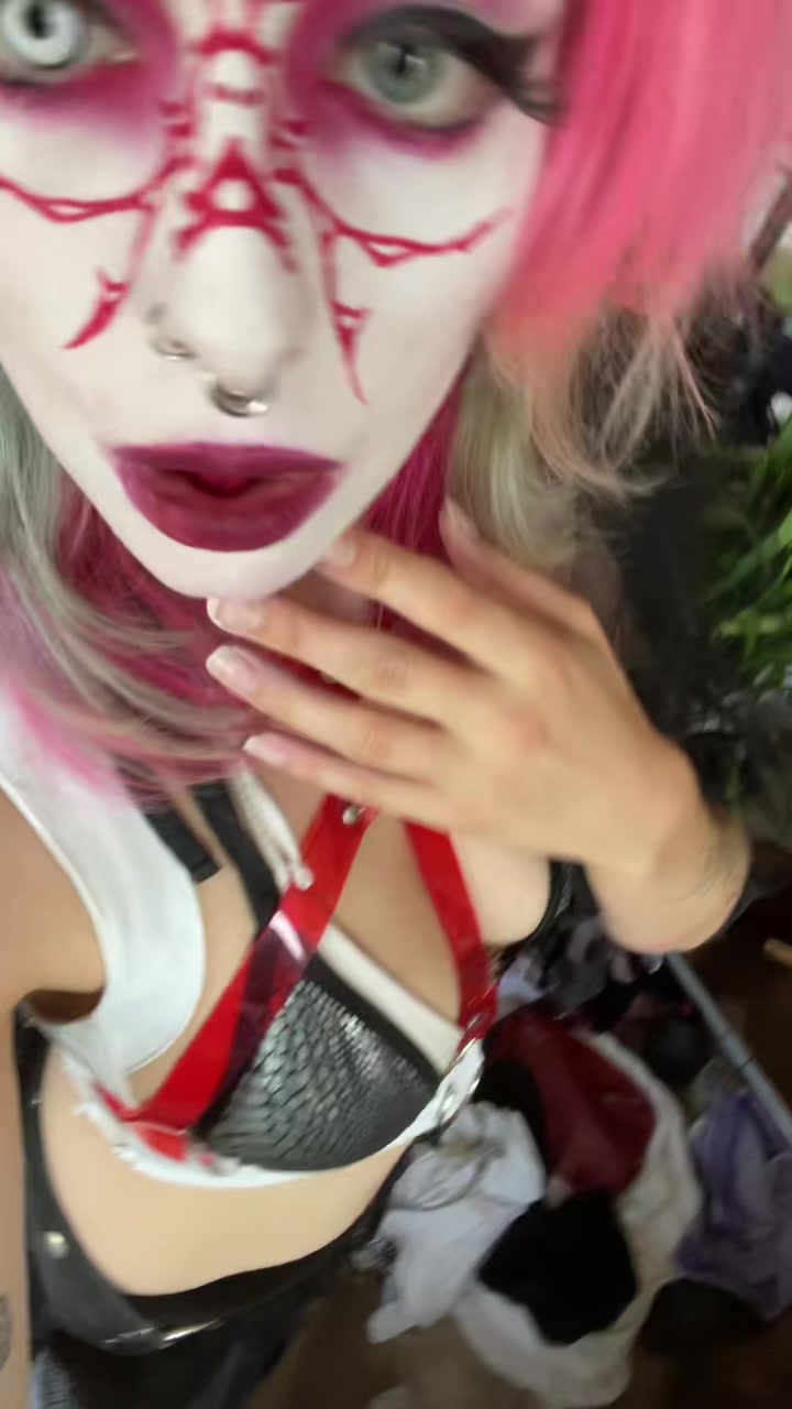 @weirdlywelldressed