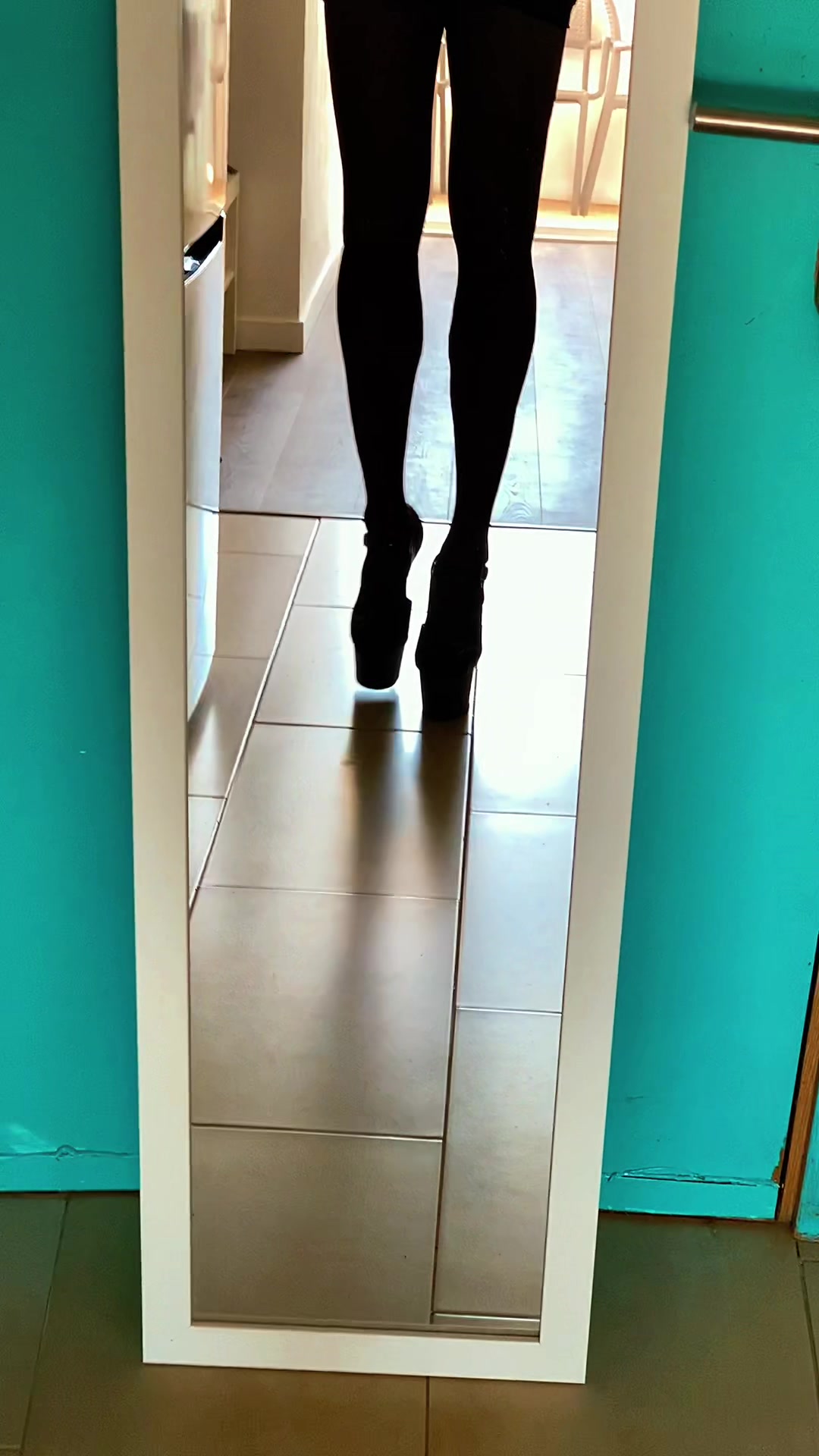 @Christina_Heaven 👠🖤