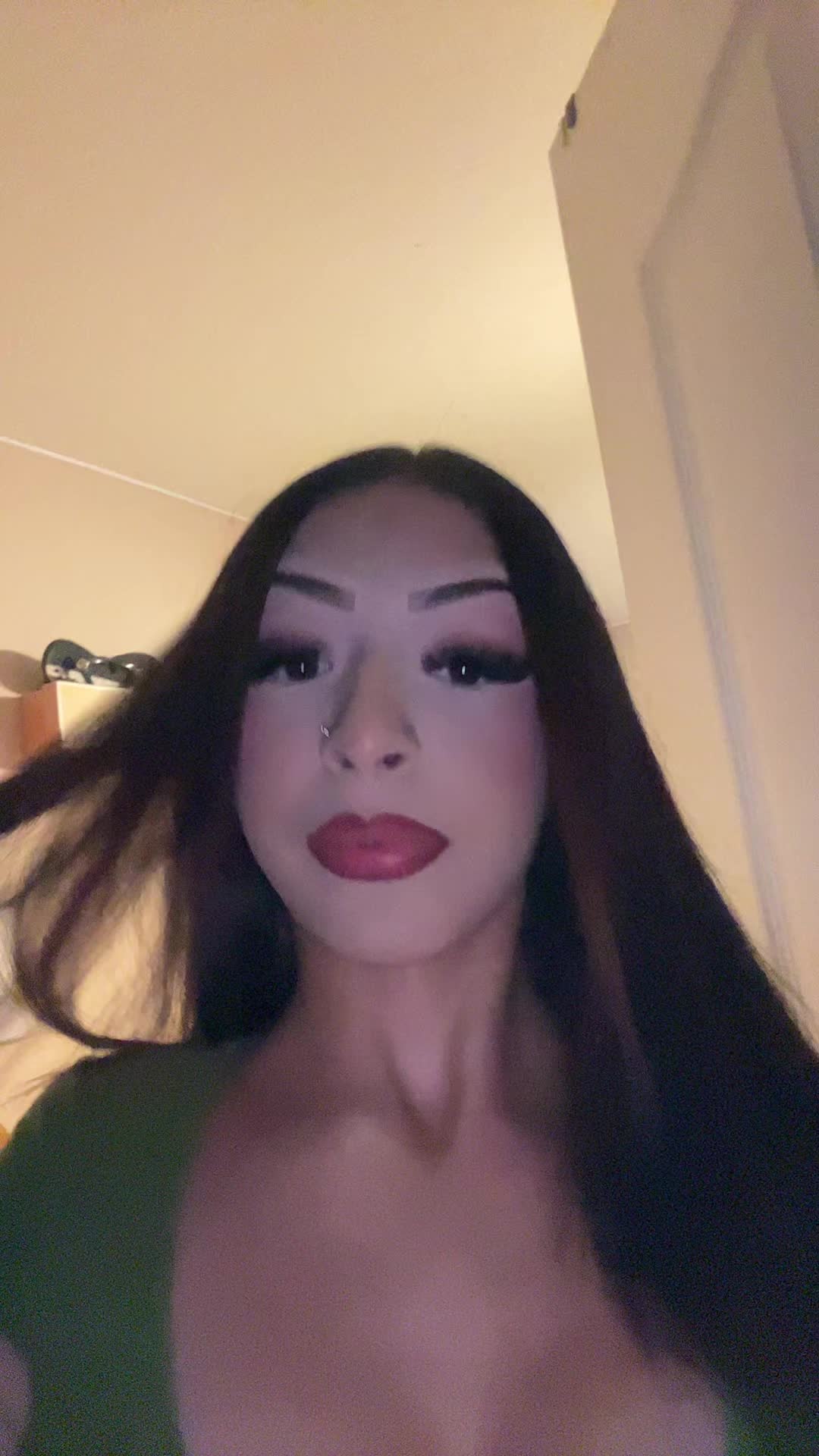 @•