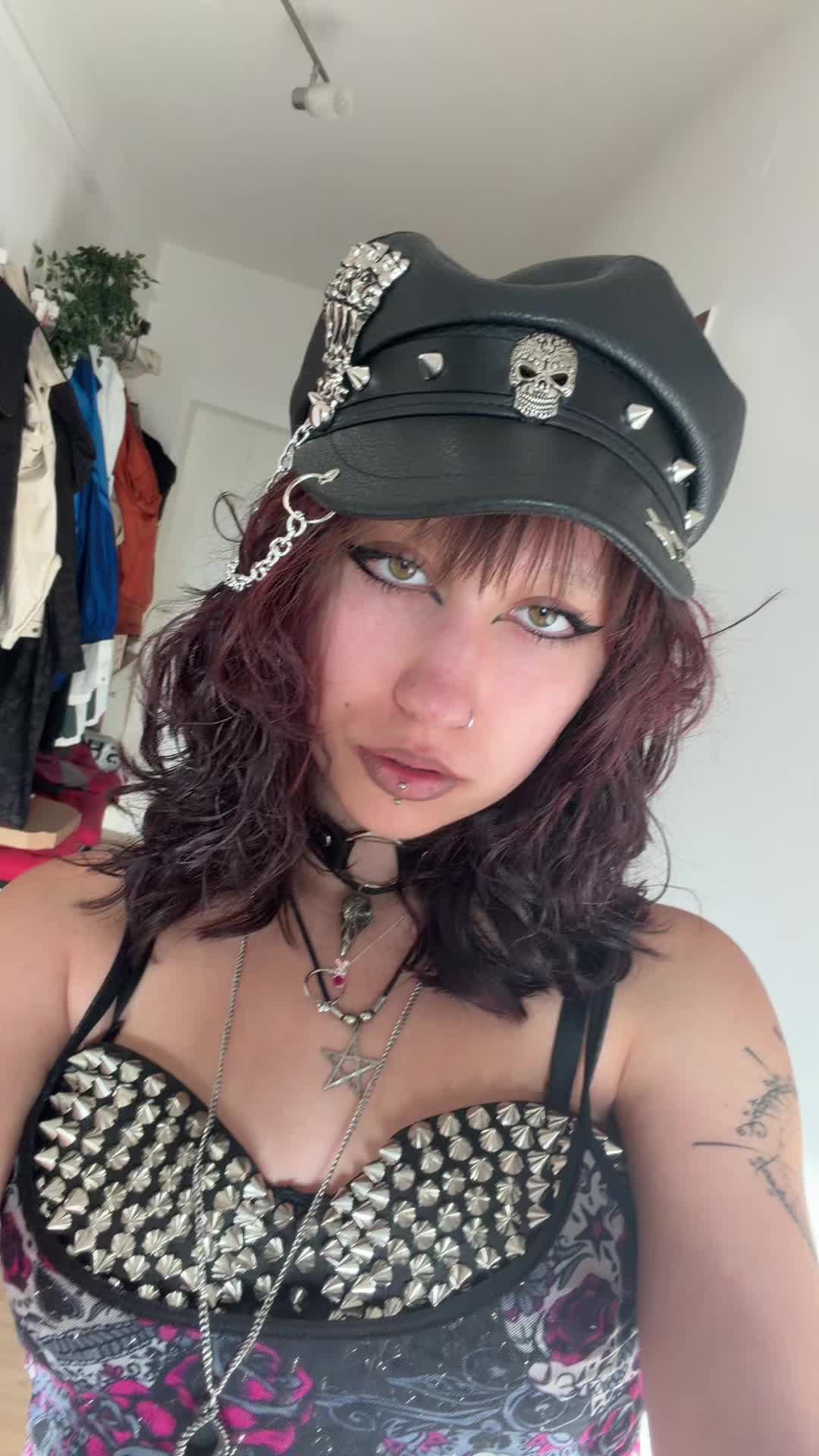 @EmiliaVibes