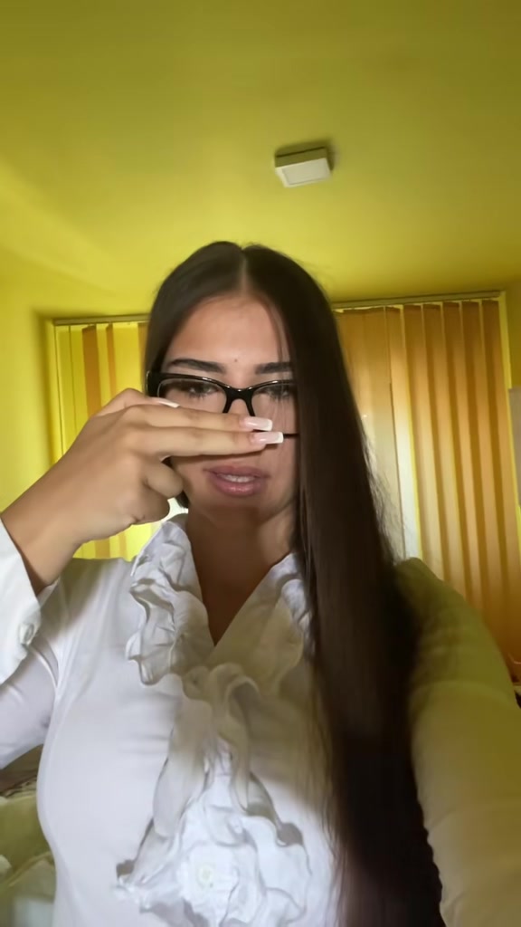 @╰‿╯